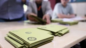 Yeni anketin kaybedeni 3 parti oldu!