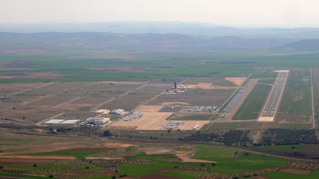 1 milyar euroluk havalimanı çürümeye terk edildi