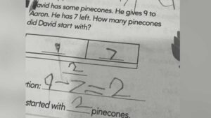 Baba oğlunun ödevini kontol ederken, gördüğü 2 basit kelime karşısında donakaldı