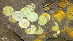 Bahçesinde dev altın hazinesi buldu