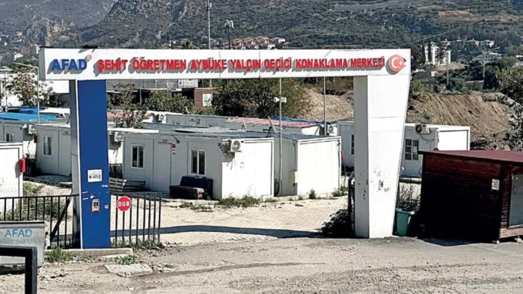 Depremzede öğretmenleri sokağa attılar