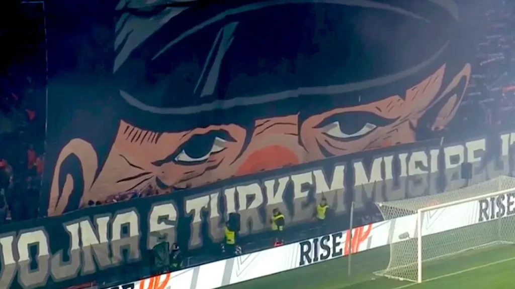 Fenerbahçe maçında Çek taraftarlardan küstah pankart!