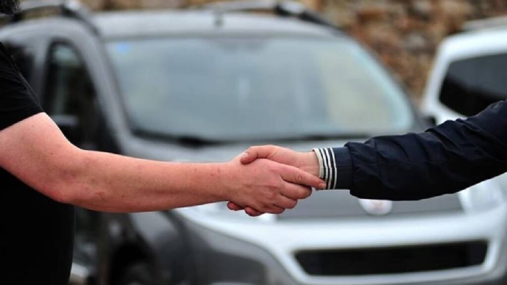 İkinci el araba alırken fiyat düşürmenin yolu: Doğru pazarlıkla binlerce lira cepte kalıyor