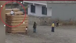 Kayseri’de bir aile gördüğü herkesi taşlıyor!