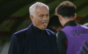Mourinho önce çıldırdı sonra çıldırttı! Hakeme şok hareket