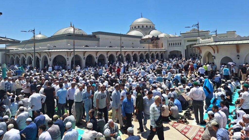Tarikat görünümlü Menzil Holding