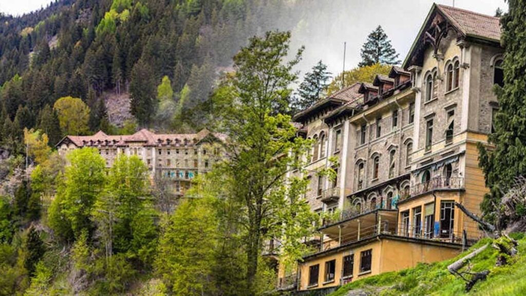 Terk edilmiş eski verem kliniği, 125 milyon 888 bin TL’ye satılıyor