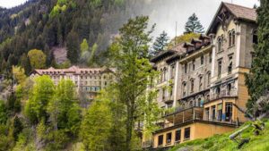 Terk edilmiş eski verem kliniği, 125 milyon 888 bin TL’ye satılıyor