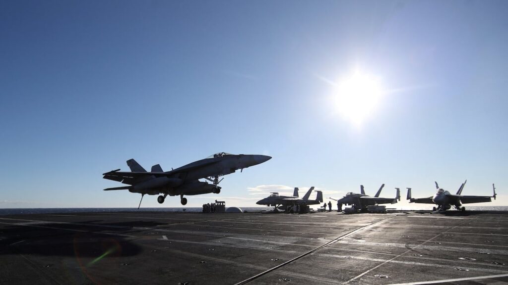 Trump: ‘Venezuela hava sahası tamamen kapandı’