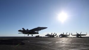 Trump: ‘Venezuela hava sahası tamamen kapandı’