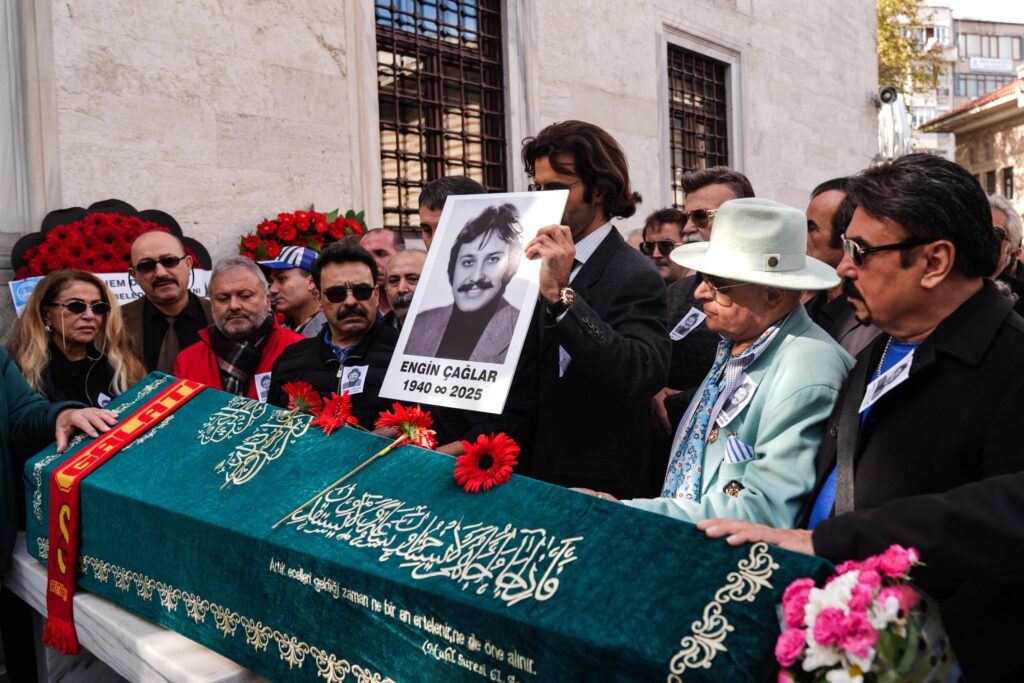 Usta oyuncu Engin Çağlar son yolculuğuna uğurlandı