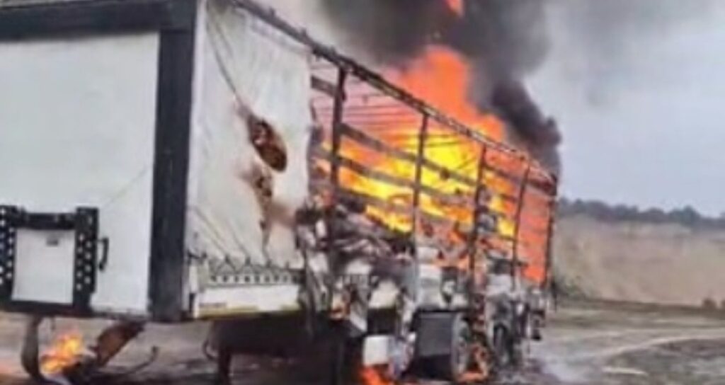 Kağıt yüklü TIR’ın dorsesi küle döndü