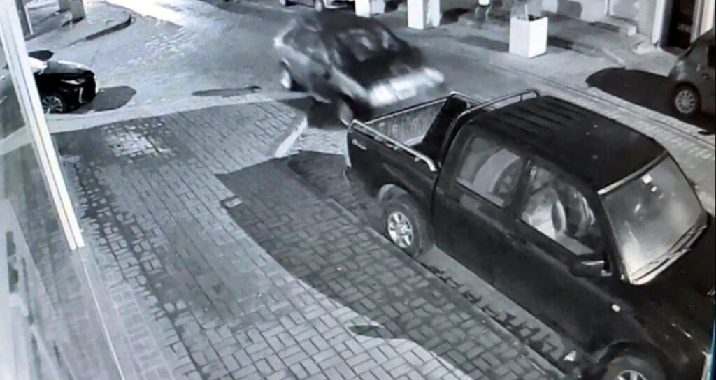 Alkollü sürücü park halindeki araçlara çarptı: O anlar kamerada