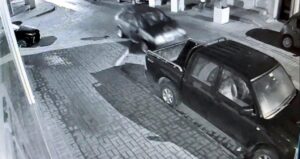 Alkollü sürücü park halindeki araçlara çarptı: O anlar kamerada