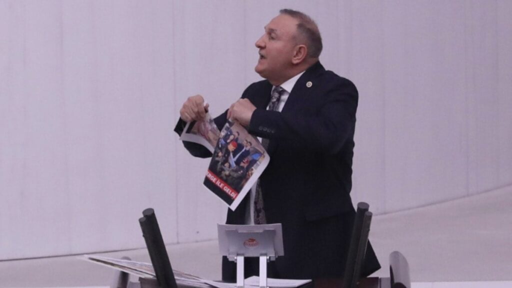 Apo’ya ‘şerefsiz’ deyip Barzani fotoğrafını yırttı