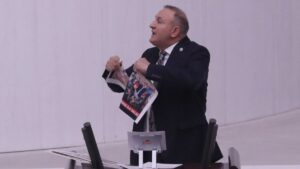 Apo’ya ‘şerefsiz’ deyip Barzani fotoğrafını yırttı