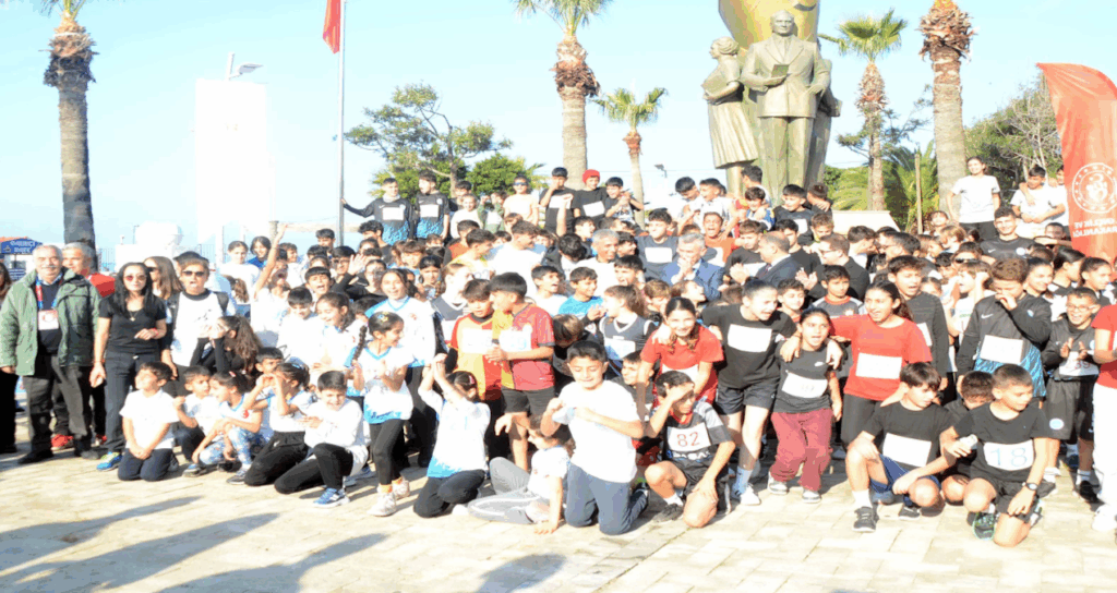Bodrum’da yüzlerce öğrenci Atatürk için koştu