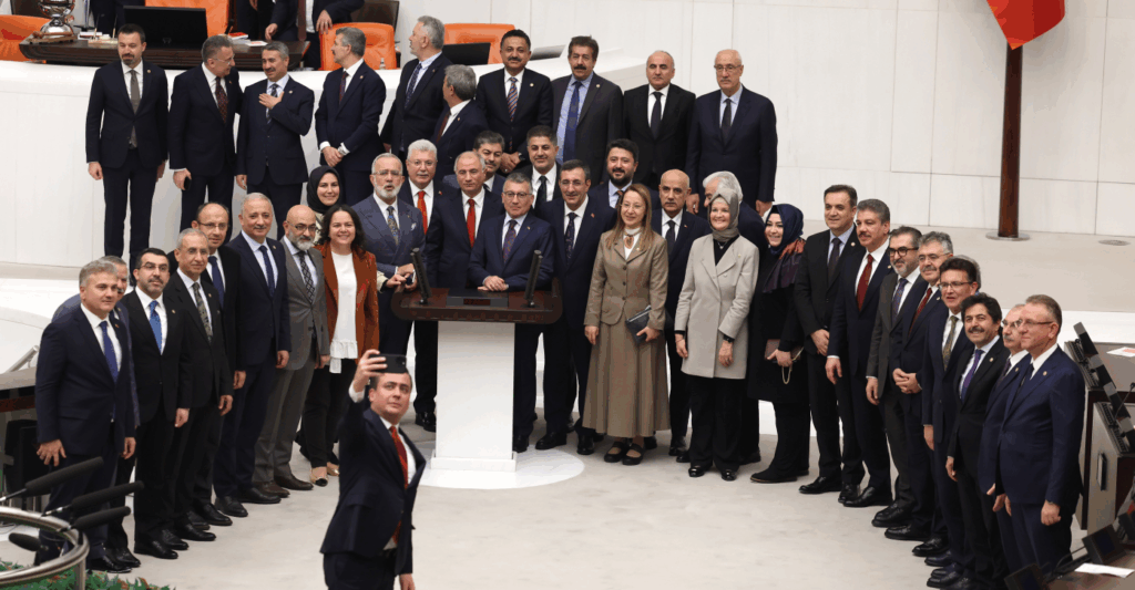 Bu selfienin arkasındaki mesaj ne? O fotoğrafta 272 AKP’li vekilden 42’si var