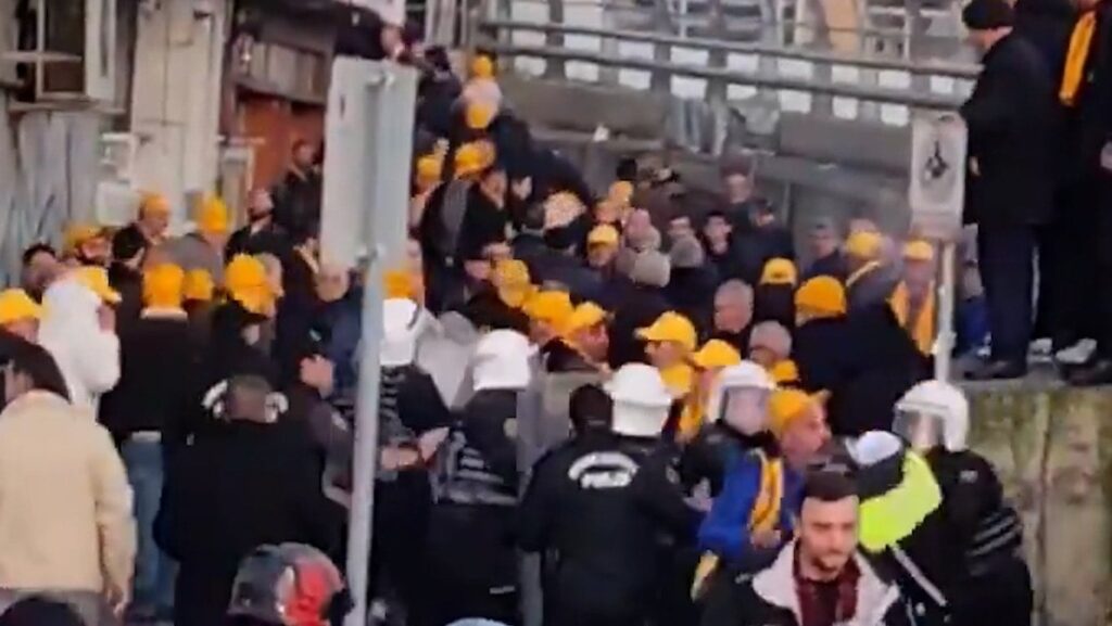 Çağlayan Adliyesi’nde gergin anlar: Taksiciler ile polis karşı karşıya