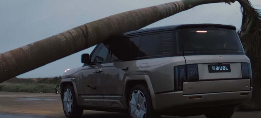 Elektrikli aracın üstüne 2 tonluk ağaç düştü! Çizik bile almadı