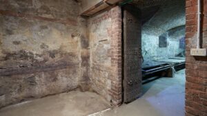 Evinin bodrumunda 300 kiloluk dev sürprizle karşılaştı