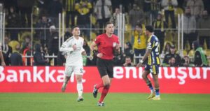 Fenerbahçe-Beşiktaş derbisinde VAR uyarısı sonrası penaltı kararı