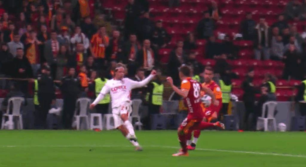 Galatasaray maçında olay yaratan pozisyon! Büyük tepki var