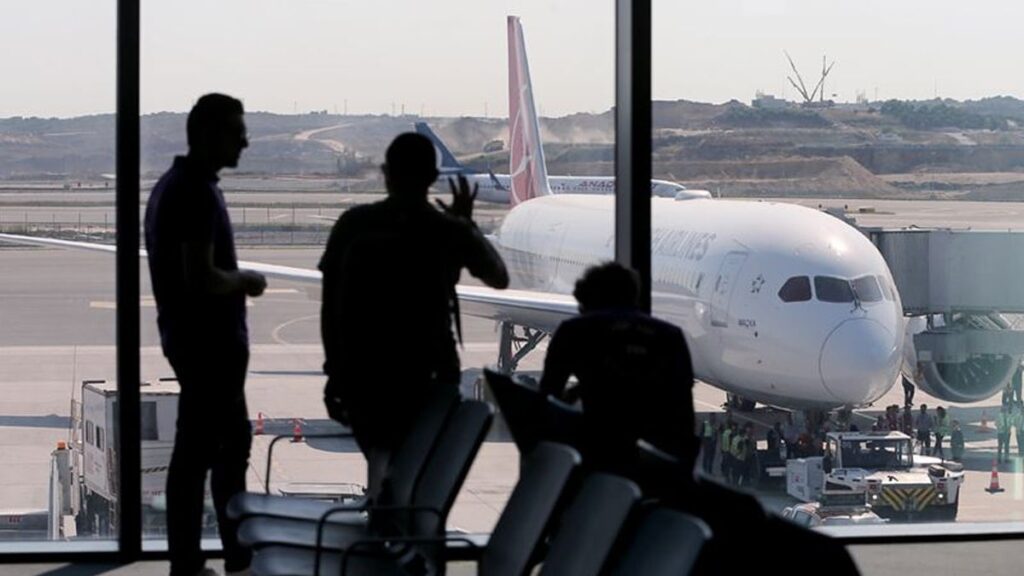 Gurbetçiler, havayolu şirketlerini protesto etti: Ülkemize gidemiyoruz bilet fiyatlarını indirin