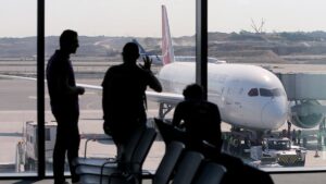 Gurbetçiler, havayolu şirketlerini protesto etti: Ülkemize gidemiyoruz bilet fiyatlarını indirin