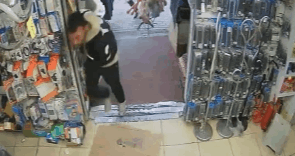 Husumetlisinin kurşunlarından mağazaya sığınarak kurtuldu