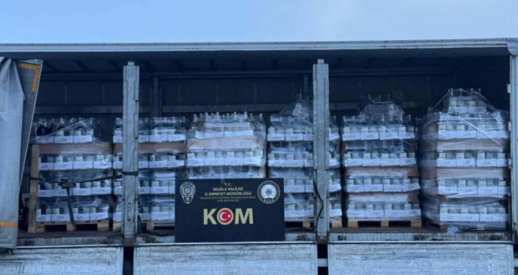Kamyonet kasasında binlerce litre sahte içki ele geçirildi