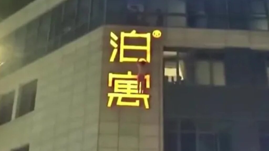 Karısını aldatırken otelde basıldı! Korkudan camdan fırlayarak tabelada asılı kaldı