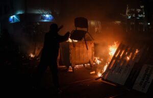 Komşuda hükümet istifa etti