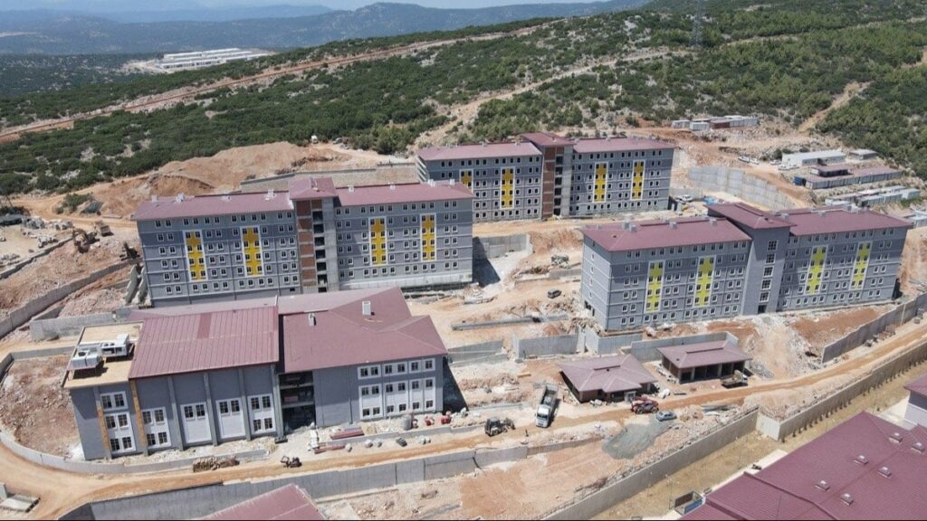 Öğrenci yurdu, mezarlık ve dev çukurun üstüne yapıldı