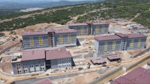 Öğrenci yurdu, mezarlık ve dev çukurun üstüne yapıldı