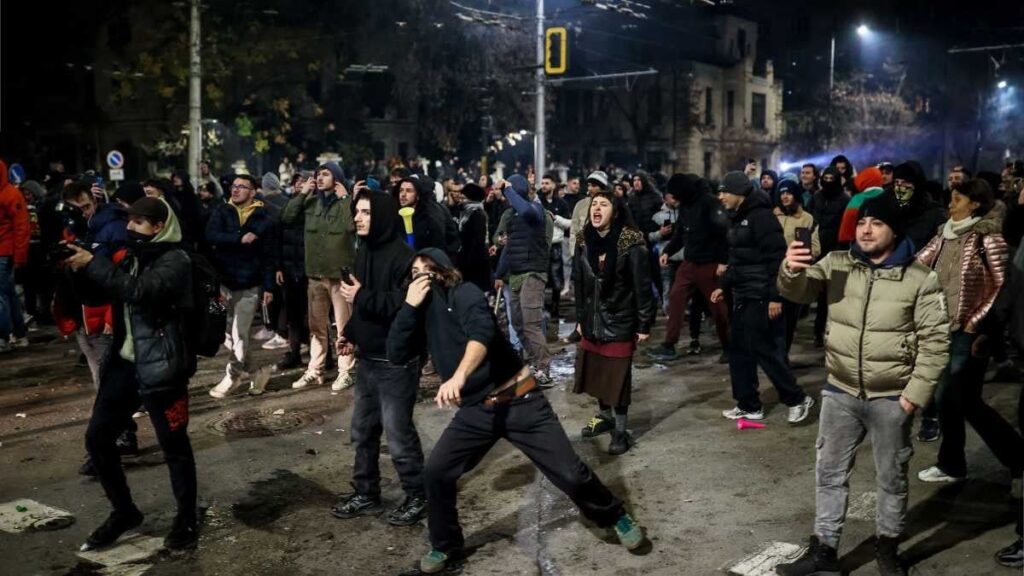 Protestolara dayanamadı: Komşuda hükümet istifa etti