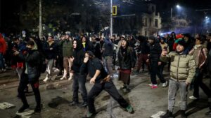 Protestolara dayanamadı: Komşuda hükümet istifa etti