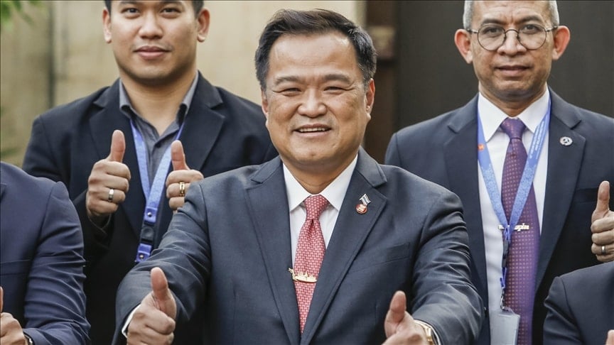 Savaşın ortasındaki ülkenin başbakanı, parlamentoyu feshetti