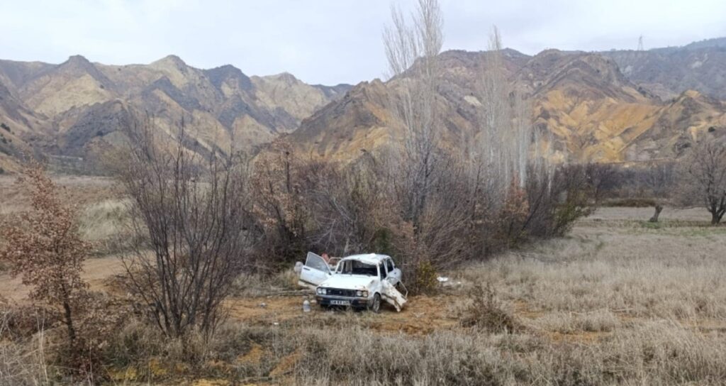 Sivas’ta otomobil şarampole devrildi: 1 ölü, 2 ağır yaralı