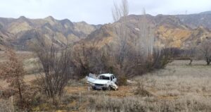 Sivas’ta otomobil şarampole devrildi: 1 ölü, 2 ağır yaralı