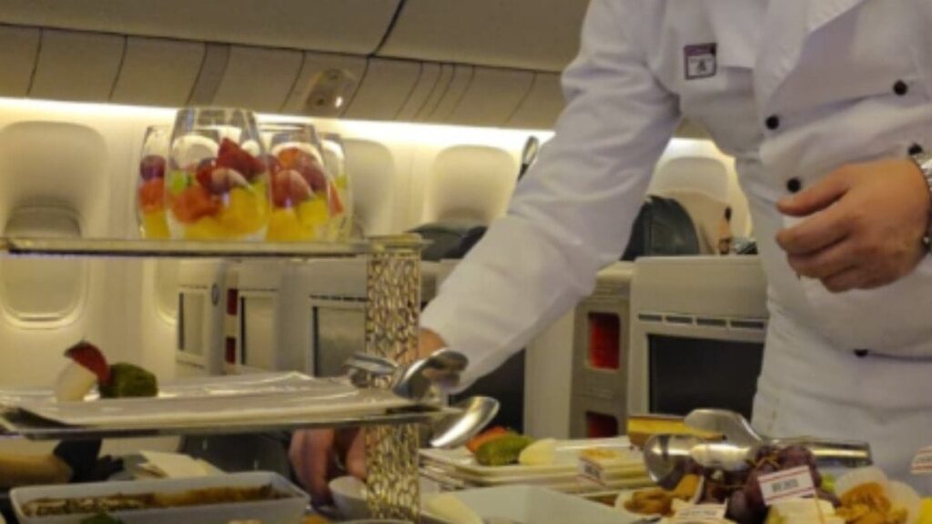 THY uçağında şef koltukların arasına girdi, çorba tarifi verdi