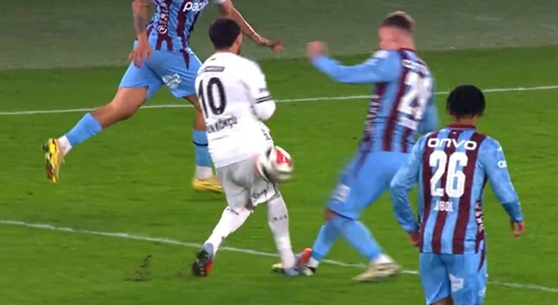Trabzonspor-Beşiktaş maçına damga vuran pozisyon