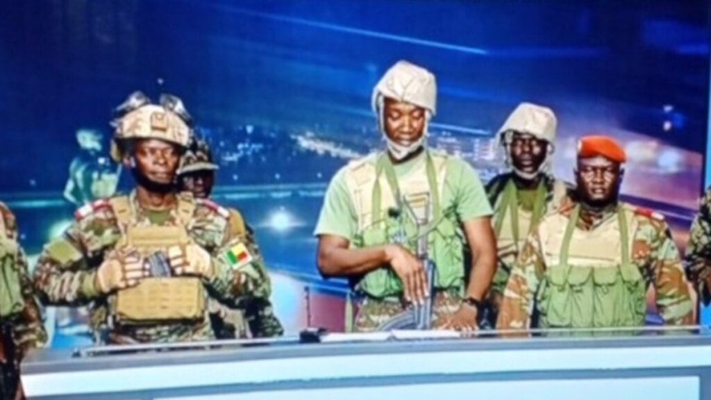 Ülke darbenin eşiğinden döndü: Cumhurbaşkanı son anda kurtuldu