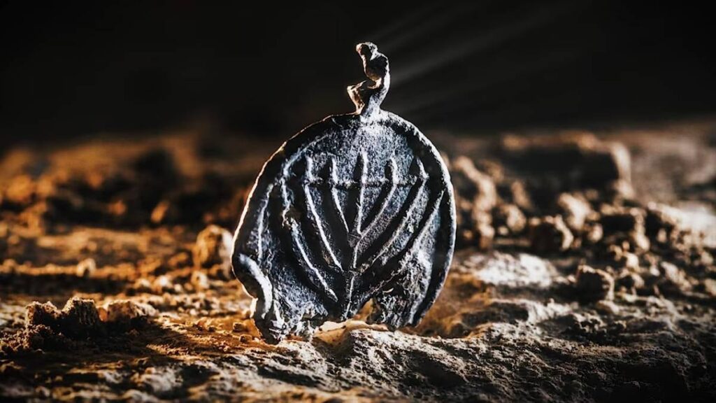 Yasaklı dönemin gizemli hazinesi: 1300 yıllık madalyon bulundu