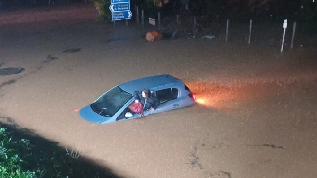 Yunanistan sel suları altında: Okullar tatil edildi