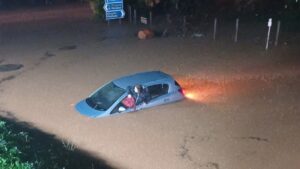 Yunanistan sel suları altında: Okullar tatil edildi