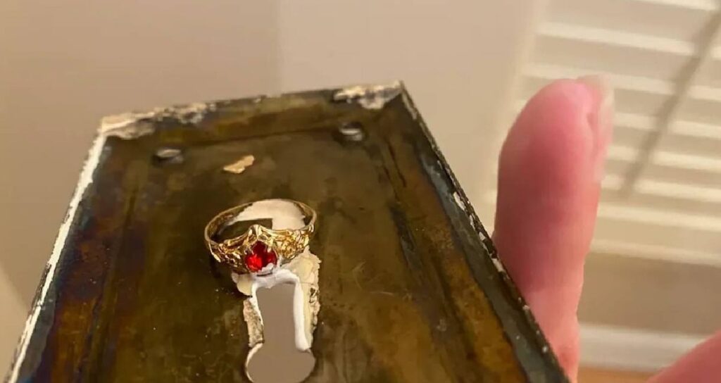 Yüzyıllık evin kapısında büyük keşif: Gizlenmiş tarihi yüzük bulundu