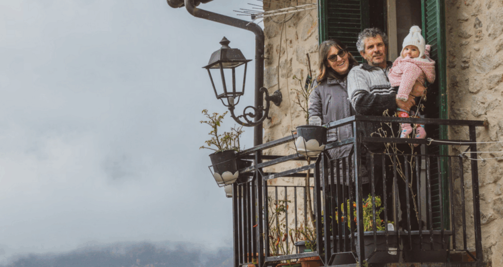 İnsandan çok kedinin olduğu köyde, 30 yıl sonra ilk kez bebek doğdu